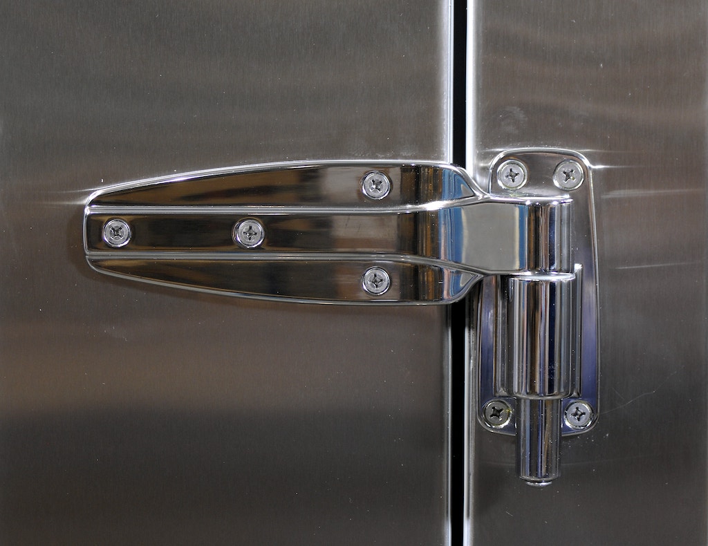 Arctic walk-in with reinforced hinges